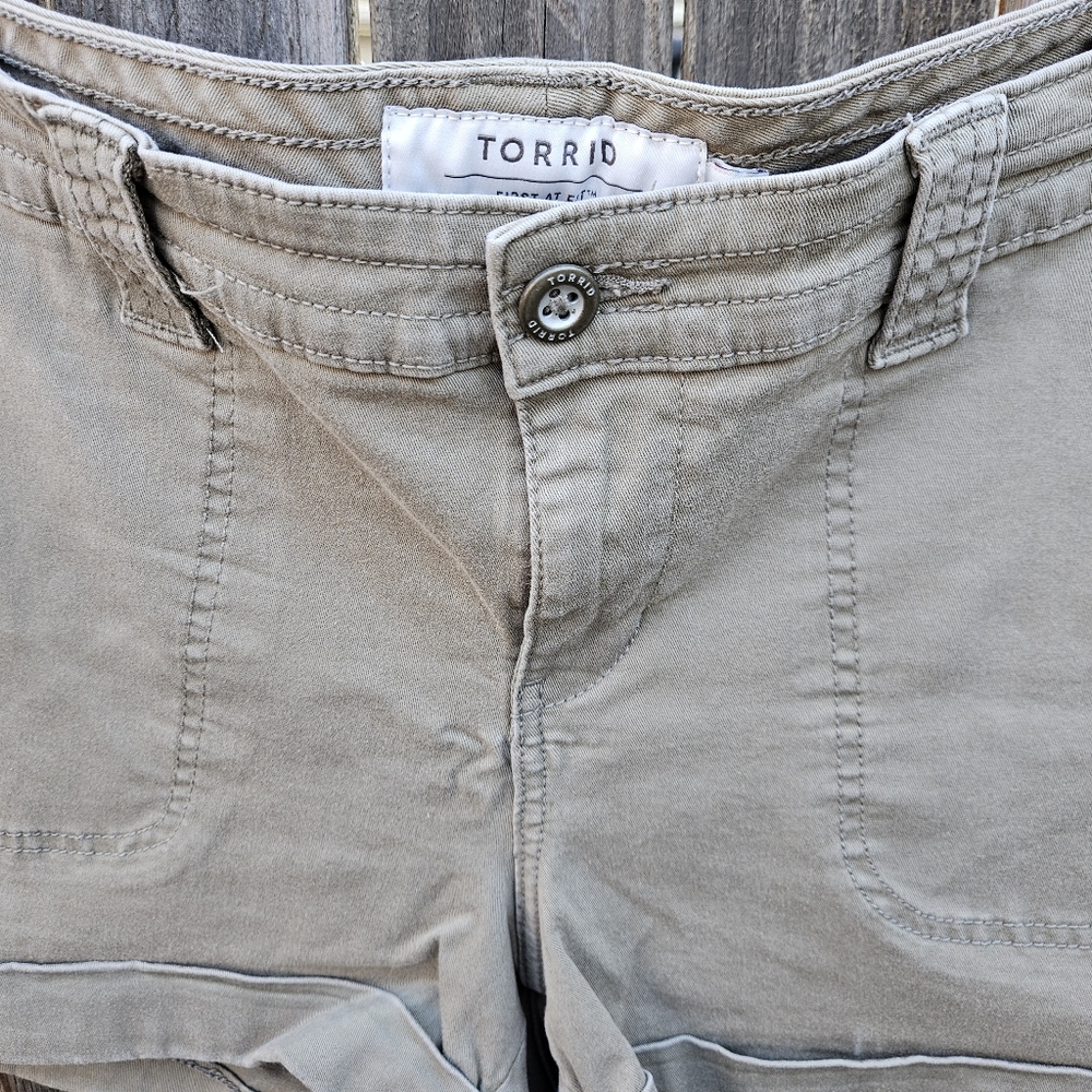Torrid Women's Tan Shorts Size 18 - Picture 9 of 16